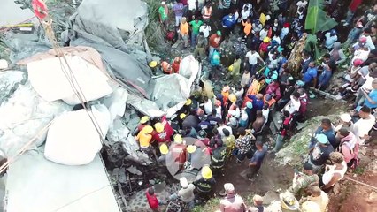 Varios muertos y heridos en minibús aplastado por patana en Quita Sueño