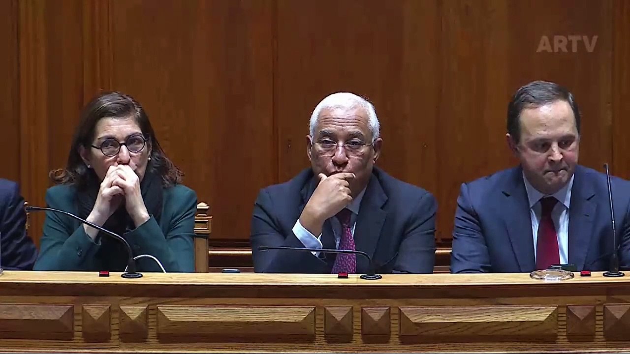 Costa emociona-se