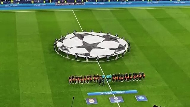 ¡Ambientazo en el Bernabéu! Saltan los jugadores del Real Madrid y Nápoles al césped, suena el himno de la Champions