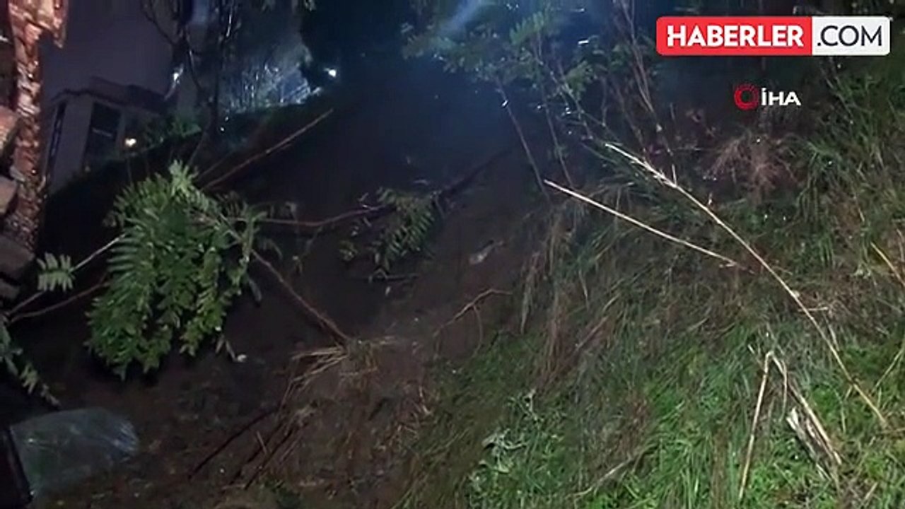 Eyüpsultan'da Sağanak Yağış Sonucu Toprak Kayması: 1 Gecekondu Boşaltıldı