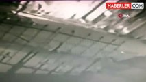 Fatih'te metruk binada kısmi çökme: Parçalar yola savruldu