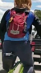 Rompió el auto de su amigo que no le quiso regalar huevos