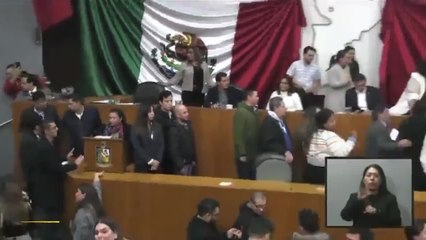 Un grupo de manifestantes detona una bomba de humo en el Congreso de Nuevo León
