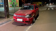 Rapaz fica ferido em acidente entre carro e moto na Rua Itália