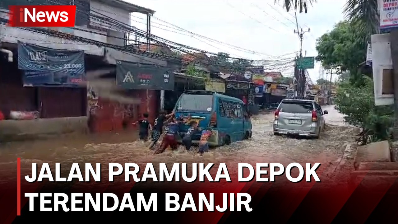 Diterjang Banjir, Jalan Pramuka Raya Mampang Depok Mendadak Jadi Kolam Renang Dadakan