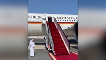 Almanya Cumhurbaşkanı Steinmeier, Katar'da 30 dakika boyunca uçak kapısında bekletildi; kimse karşılamaya gelmedi