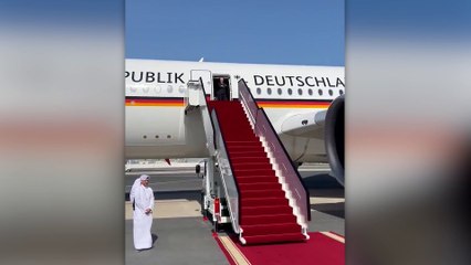 Almanya Cumhurbaşkanı Steinmeier, Katar'da 30 dakika boyunca uçak kapısında bekletildi; kimse karşılamaya gelmedi