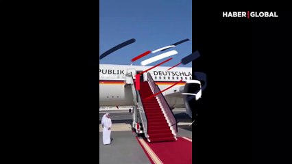 Almanya Cumhurbaşkanı, uçak kapısında yarım saat böyle bekledi