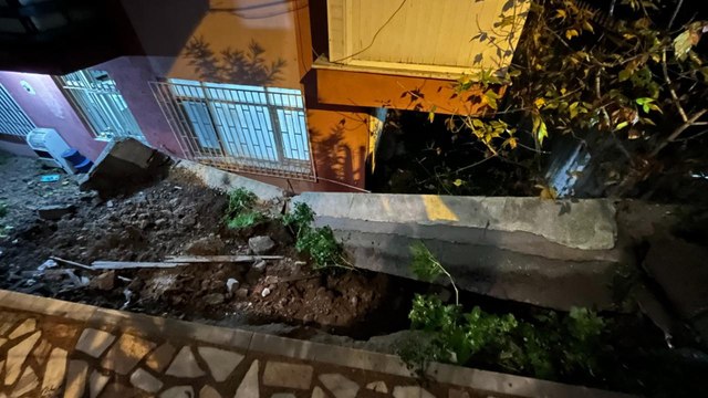 Avcılar'da binanın istinat duvarı yağışın da etkisiyle çöktü
