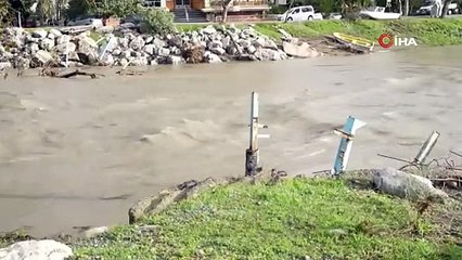 Aşırı yağış nedeniyle asma köprü böyle çöktü