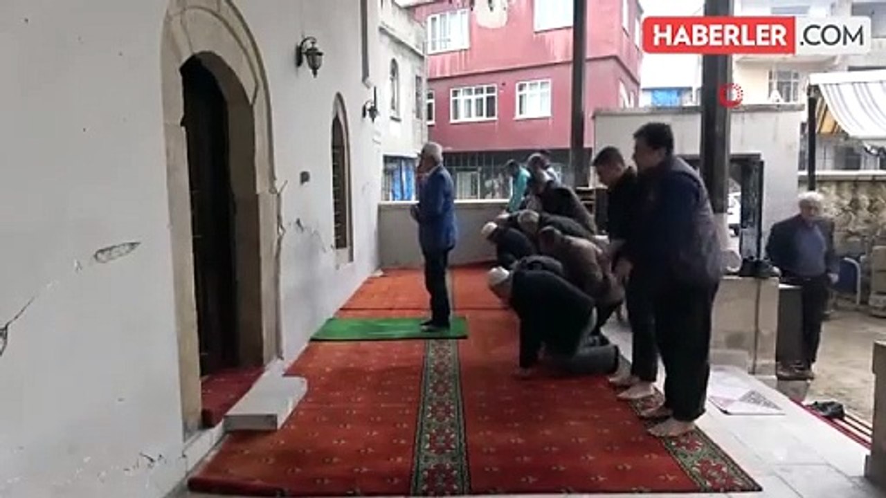 Depremde hasar gören 5 asırlık cami ibadete açılmayı bekliyor