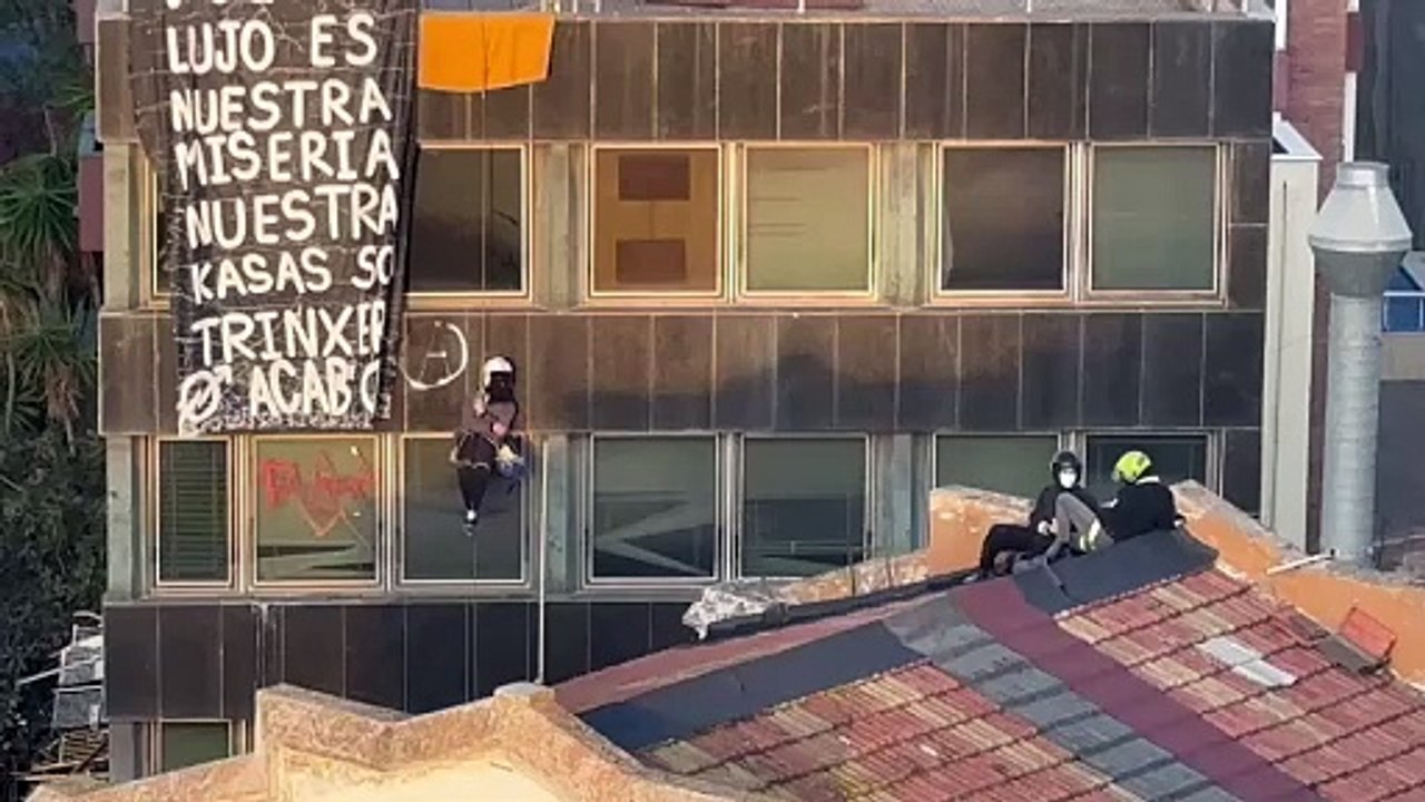 Uno de los okupas de la Bonanova se cuelga de la fachada de El Kubo