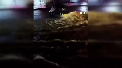 Pendik’te kanalizasyon borusu patladı, cadde göle döndü