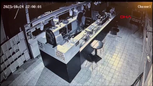 Müşterilerin cep telefonlarını çalan maskeli hırsız kamerada