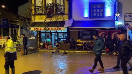 Tirilye'de sağanak nedeniyle araçlar sürüklendi, iş yerlerini su bastı