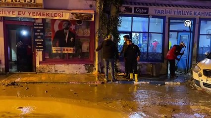 Tirilye'de sağanak nedeniyle araçlar sürüklendi, iş yerlerini su bastı