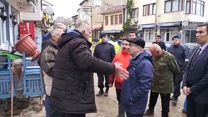 Tirilye'de sağanak nedeniyle araçlar sürüklendi, iş yerlerini su bastı