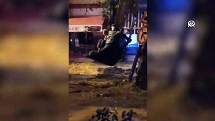 Bursa'da kuvvetli sağanakta iş yerinde mahsur kalan kadın kepçeyle kurtarıldı