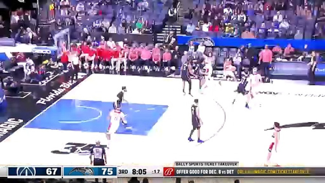 Jalen Suggs sinks 360 breakaway dunk