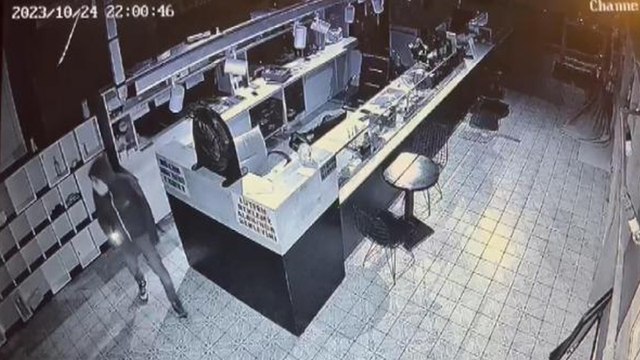 Esenyurt'ta müşterilerin cep telefonlarını çalan maskeli hırsız kamerada