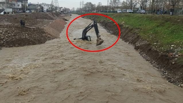 Azgın sel sularında can pazarı! Mahsur kalan kepçe operatörü böyle kurtarıldı