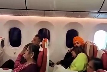 Video: एयरइंडिया की फ्लाइट में ओवर हेड से अचानक गिरने लगा पानी, सामने आया वीडियो