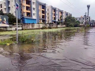 भारी बारिश की वजह से मेडवाक्कम में सड़के बनी तालाब, रोज़मर्रा का जीवन भी प्रभावित