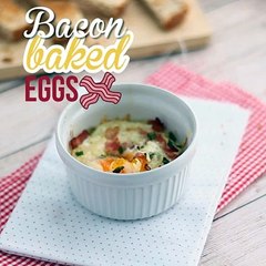 Baked eggs with bacon and chives: a quick recipe