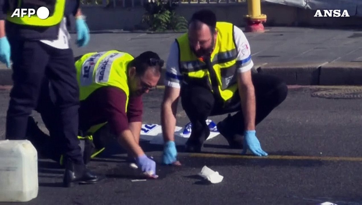 Attentato a Gerusalemme, spari alla fermata del bus: morti 3 israeliani