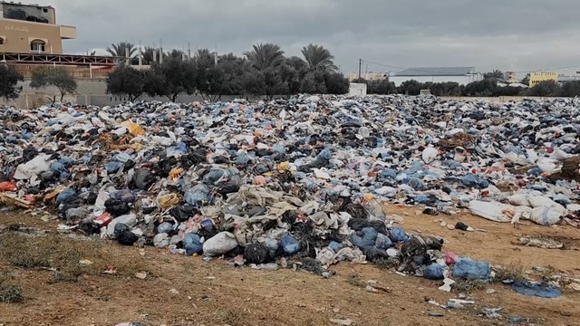 كارثة صحية وبيئية.. تكدس آلاف الأطنان من النفايات الصلبة في مدينة غزة