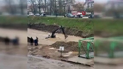 Sel sularında can pazarı...Mahsur kalan kepçe operatörü böyle kurtarıldı