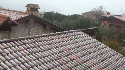Scende la neve sui tetti del Bresciano