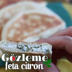 Gözleme - türkische pfannkuchen gefüllt mit feta, zitrone und petersilie