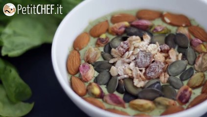 Smoothie bowl kiwi, menta e spinaci: la ricetta fresca e sana per iniziare la giornata