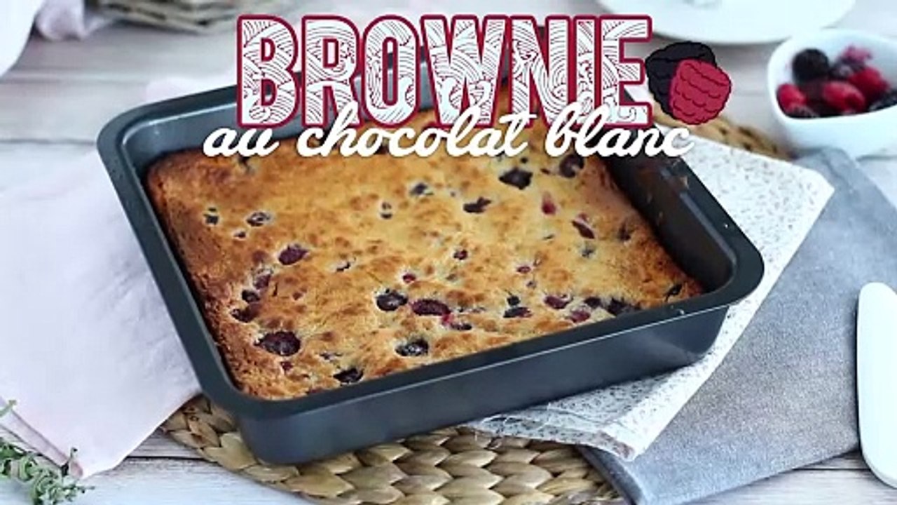 Brownie mit weißer schokolade und roten früchten (blondie)