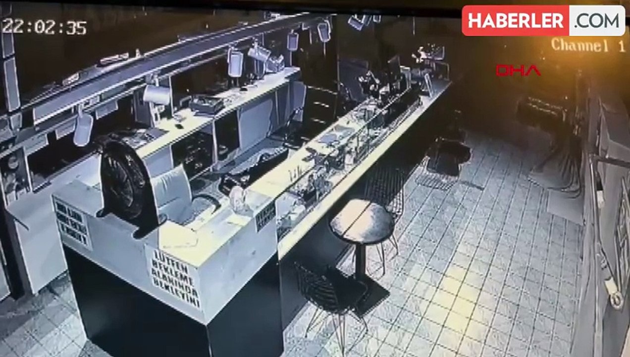 Esenyurt'ta Maskeli Hırsız Telefon Tamiri Yapan Dükkanda 100 Bin Lira Değerinde Cep Telefonu Çaldı