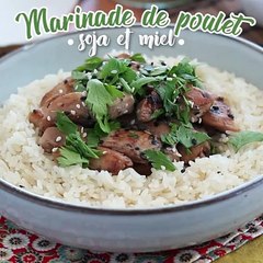 In sojasauce und honig mariniertes hähnchen