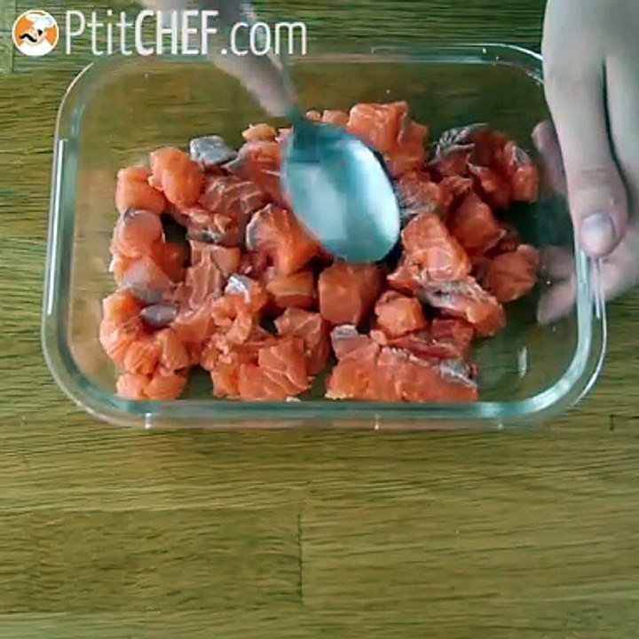 Mit zitrone marinierter lachs