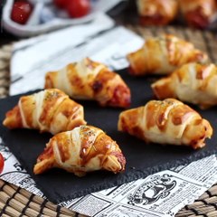 Mini croissants pizza de queijo e fiambre