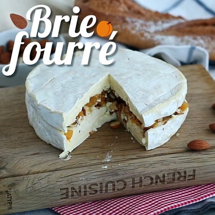 Brie gefüllt mit aprikosen und mandeln