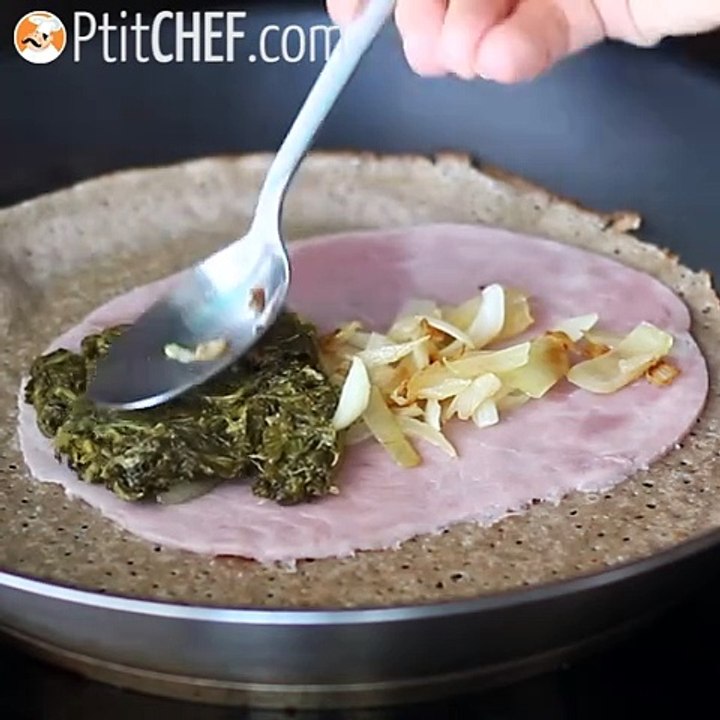 Buchweizenpfannkuchen mit spinat, schinken und ziegenkäse