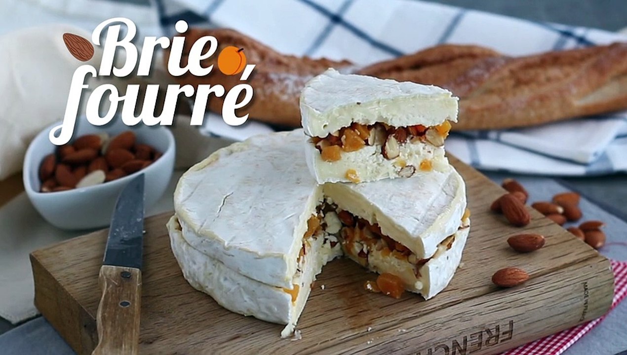 Brie gefüllt mit aprikosen und mandeln