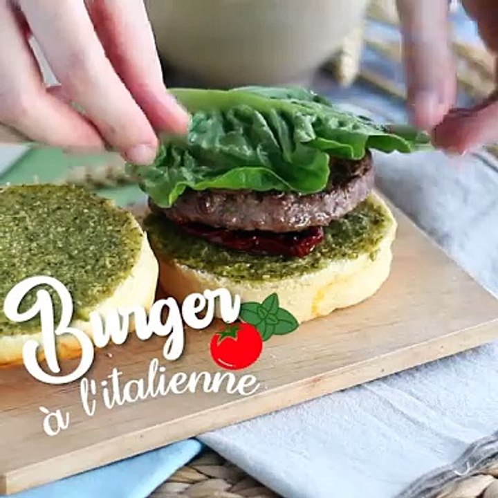 Italienischer burger: pestosauce, sonnengetrocknete tomaten, mozzarella