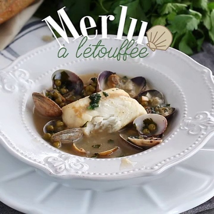 Geschmorter seehecht, muscheln und erbsen