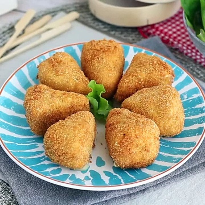 Panierter, schmelzender und knuspriger camembert