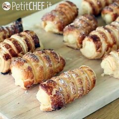 Cannoli di sfoglia con crema pasticcera