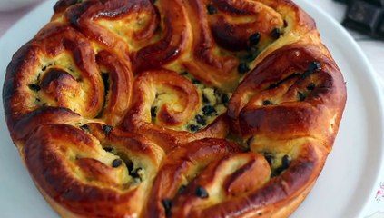 Chinesische brioche, gefüllt mit gebäckcreme und schokoladenstückchen