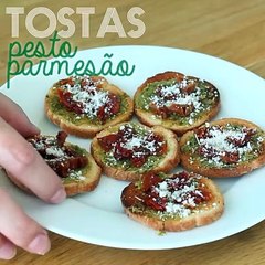 Tostas/torradas de pesto, parmesão e tomates secos