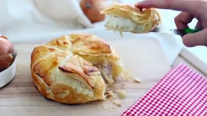 Folhado de camembert, presunto e cebola