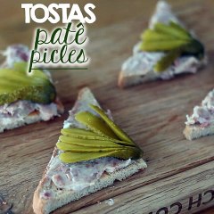 Tostas/torradas com patê e picles